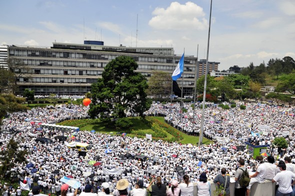 Manifestación en la que cientos de opositores del presidente Alvaro Colom exigen su renuncia